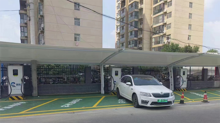 住宅小区边上加建的充电桩站